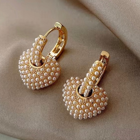 NWT Gold plated and Pearl heart Huggie earrings ✨ with GIFT BOX 🎁 - Picture 1 of 4
